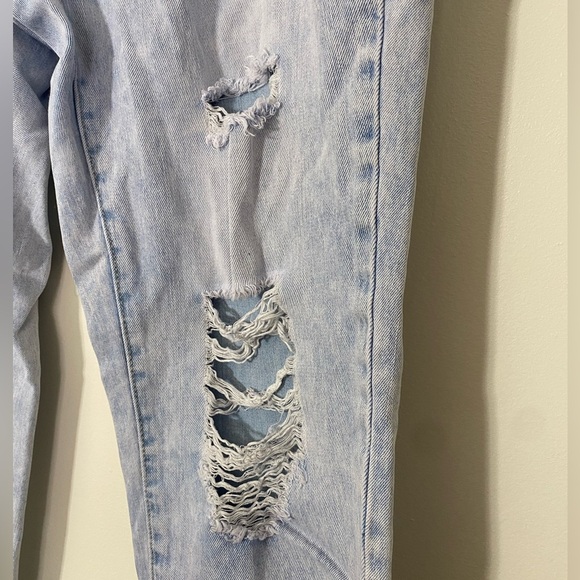 Rue21 Size 16 Light Blue Ripped Mom Jeans - Picture 2 of 6